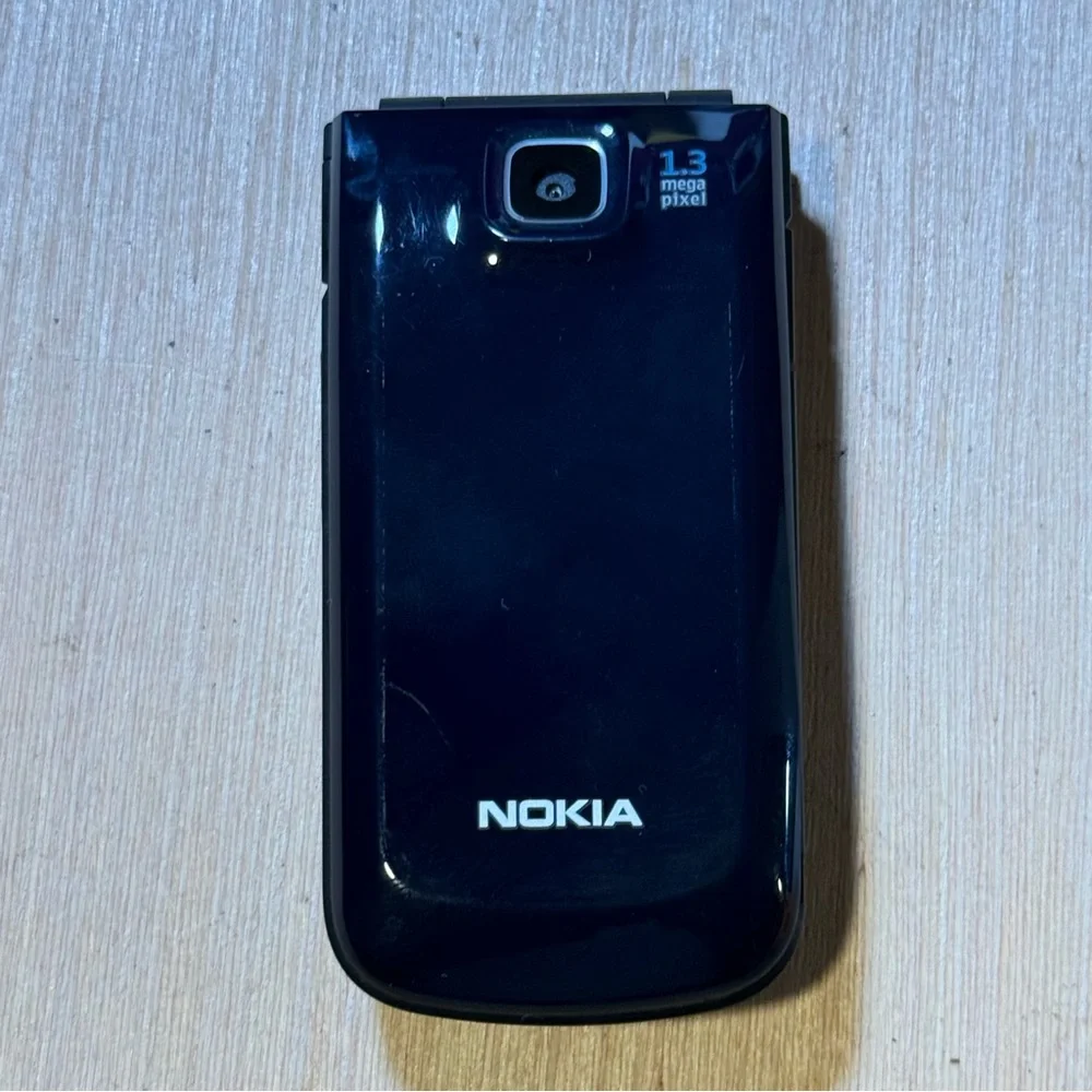 NOKIA Cell Flip Phone Model:2720A-2B No Charge “UNTESTED”w/Case Buy As Is Read!